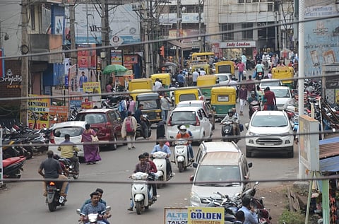 शहरातील वाढत्या वाहनांमुळे पार्किंगची समस्या