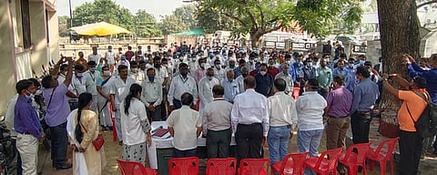 डाॅक्टर, कर्मचाऱ्यांचे काम बंद आंदोलन सुरू