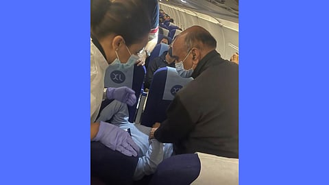 जेव्हा मंत्री भागवत कराड विमानात रुग्णावर करतात उपचार