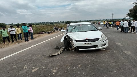 Jalna : जालना जिल्ह्यात कारची दोन दुचाकींना जोराची धडक, एक जण ठार