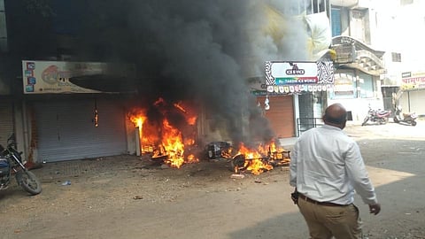 दुकानांची जाळपोळ