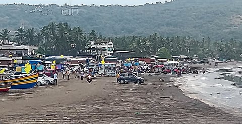 वादळी स्थितीने हर्णै बंदर ठप्प; नौका किनाऱ्यावर 