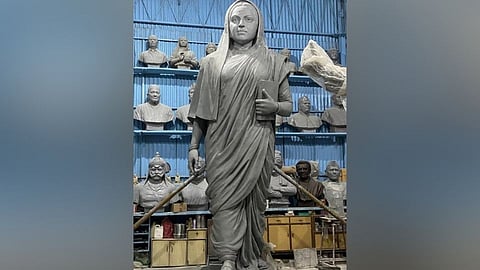 सावित्रीबाईंच्या जयंतीनिमित्त पुणे विद्यापीठात 12 फुटी पुतळ्याचे होणार अनावरण