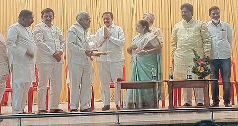 सोलापूर : ज्येष्ठ कार्यकर्त्यांचा भाजपरत्न पुरस्काराने सन्मान करताना आमदार विजयकुमार देशमुख, आमदार सुभाष देशमुख, महापौर श्रीकांचना यन्नम, सभागृहनेते शिवानंद पाटील, शहराध्यक्ष विक्रम पाटील आदी. 