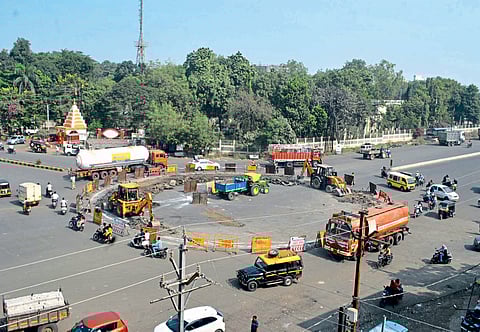 आकाशवाणीतील सर्कल ‘नाकापेक्षा नथनी’ मोठी...