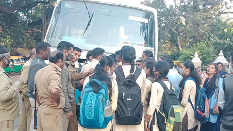 बससाठी विद्यार्थ्यांचे तासभर आंदोलन 