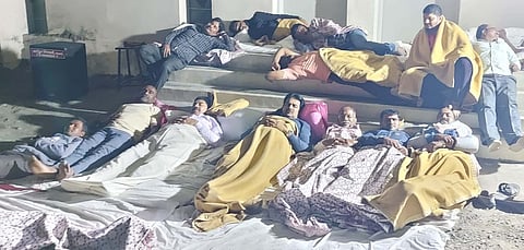 विजतोडल्यामुळे MSEB कार्यालयासमोर हर्षवर्धन पाटील यांचे ठिय्या आंदोलन 