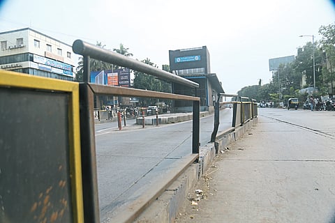 बीआरटीची दुरवस्था अन् नागरिकांची घुसखोरी