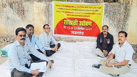 जळगाव : महाविद्यालयीन, विद्यापीठीय सेवक कृती समितीचे आंदोलन