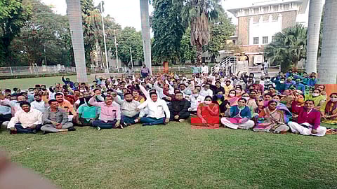 औरंगाबाद : कर्मचाऱ्यांच्या बेमुदत संपाने विद्यापीठ चौथ्या दिवशीही ठप्प