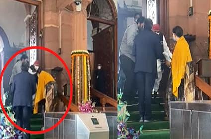 sp leader mulayamsingh yadav blesses bjp minister smriti irani 
