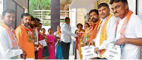 BJP Women protests against sale of wine in grocery store nanded