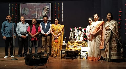  लतादीदींना कला माध्यमातून श्रध्दांजली