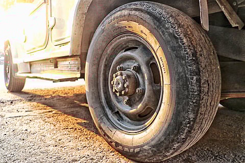 धोकादायक वाहनातून पोलिसांचा प्रवास