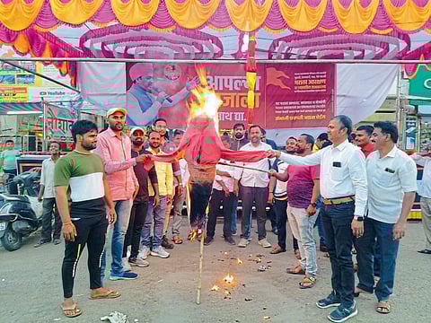 राज्यपालांच्या पुतळ्याचे दहन