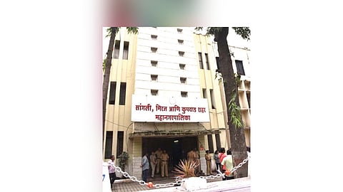 महापलिकेच्या वतीने साकारलेल्या पुण्यश्‍लोक अहिल्यादेवी होळकर यांच्या स्मारकाचे लोकार्पण येत्या २ एप्रिलला होत आहे, 