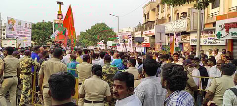 फडणवीसांच्या गाडीवर अज्ञाताने फेकली चप्पल