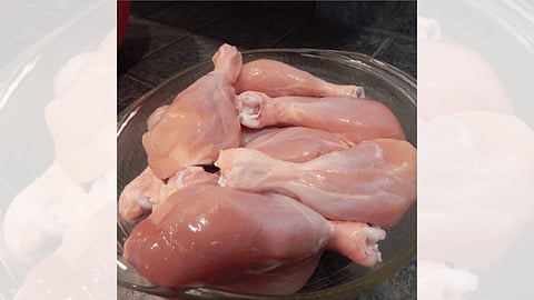 बापरे : या गावात चिकन मिळतय दहा रुपये किलोने....