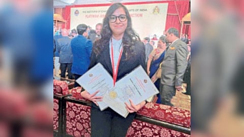 नाशिकची राधिका देशात पहिली; सीए होण्याची परिवाराची अनोखी परंपरा