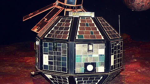 आर्यभट्ट् हा भारताने विकसीत केलेला पहिला उपग्रह आहे. 