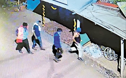 पोलिसांच्या सीसीटीव्ही कॅमेऱ्यात कैद झालेले चोरटे.