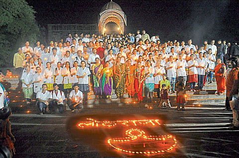 चला, लोकराजाला अभिवादन करूया!