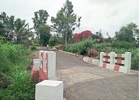 ओढा नसताना साकव बांधकाम