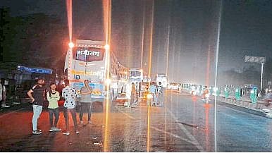 Jalgaon Unauthorized stops of private bus on highway 