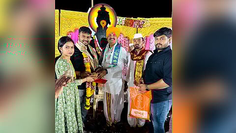 'माऊली अनाथाश्रम निराधार सेवा ट्रस्ट'  राजेंद्र पोकळे स्मरणार्थ मुलगा आकाश मुलगी अपूर्वा कड व जावई यश कड यांनी संस्थेस ५३ हजार रुपयांची आर्थिक मदत केली.