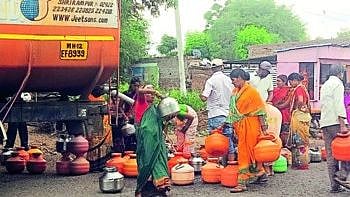  येथे टॅंकरने सुरू असलेला पाणीपुरवठा. 