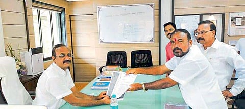  जिल्हाधिकारी डॉ. बी. एन. पाटील यांना निवेदन देताना आंबा बागायतदार.