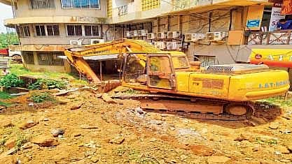 शहरातील प्रांत कार्यालयासमोरील नाला रुंदीकरणाचे सुरू केलेले काम.