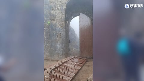 Pali gate at Rajgad fort collapsed Warning of agitation from Shiv Shambhu Bara Maval Pratishthan