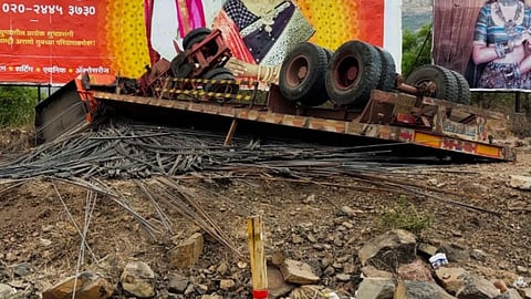 trailer overturned in Kh,bhataki ghat