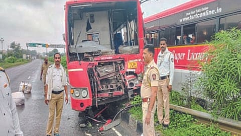 16 passengers injured in truck-bus accident Jam