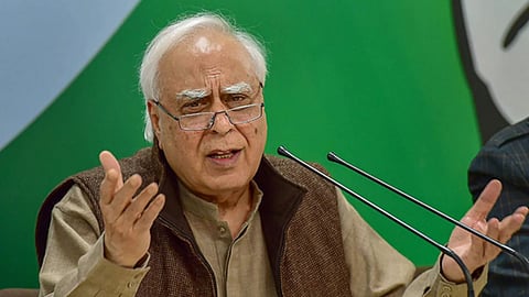  CBI: सीबीआयच्या छाप्यावर कपिल सिब्बल यांचा हल्लाबोल म्हणाले 'पिंजऱ्यातला पोपट...'