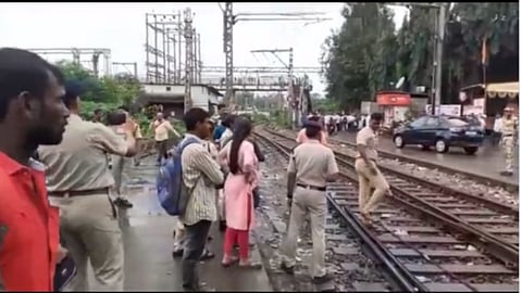 mumbai local thane passengers stopped local train at kalwa station  