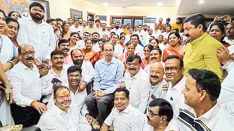 Former corporators and key office bearers entered Matoshree to show loyalty to Shiv Sena and party chief Uddhav Thackeray.