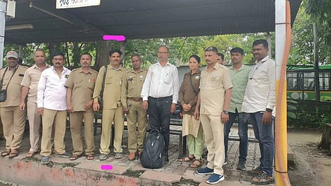 PMPML bus conductor save passengers money 2 lakh police pune 