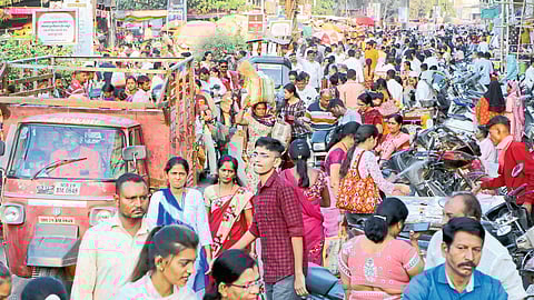 Crowded for shopping on the street in front of Phule Market