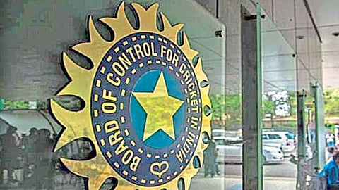 फटकेबाजी क्रिकेटच्या मैदानाबाहेरची !