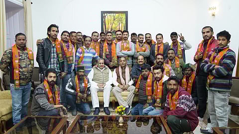 Election: हिमाचल प्रदेशमध्ये काँग्रेसला मोठा झटका, 26 नेत्यांचा भाजपमध्ये प्रवेश