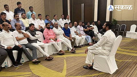 Eknath Shinde: पुन्हा गुवाहाटी! शिंदे गट चालला रे.... हॉटेल झालं बुक