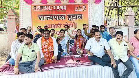 Jalgaon: Shiv Sena office bearers participated in the signature drive in front of the Collector's Office on Tuesday