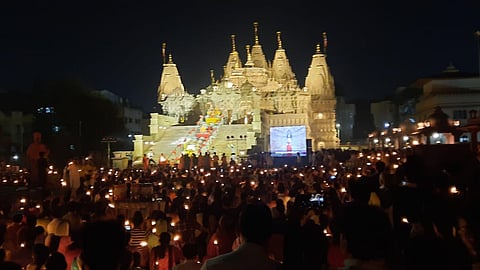 Devotees participating in a group Mahaarti on the birth centenary of Prakham Swamiji Maharaj at Swaminarayan Temple.