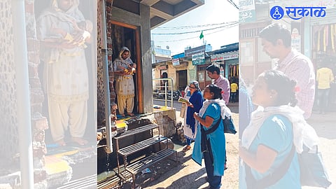 Jalgaon: Dr. Municipal Medical Team while going door to door for measles patients. Manisha Ugle, Dr. Sanjay Patil