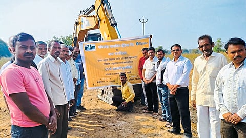 Shidwadi (Chalisgaon): Officials along with farmers on the occasion of the inauguration of the canal