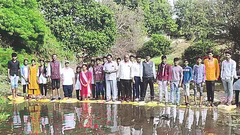 Students and teachers along with Kishore Jadhav, Pradeep Bhor, Archana Bhor, Praveen Vamne present on the occasion of Vanrai dam construction.