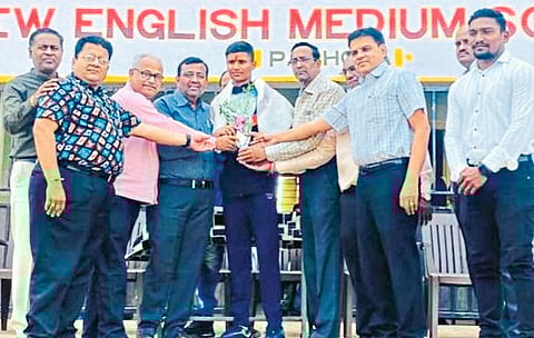 Pachora: Dinesh Bothra, Girish Kulkarni, Jeevan Jain, Ritesh Lalvani, Sanjay Badola etc. while honoring Shatayu Kulkarni at Jayakiran Prabhaji School.