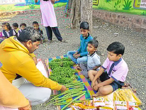 शहा येथे भरला विद्यार्थ्यांचा आठवडे बाजार